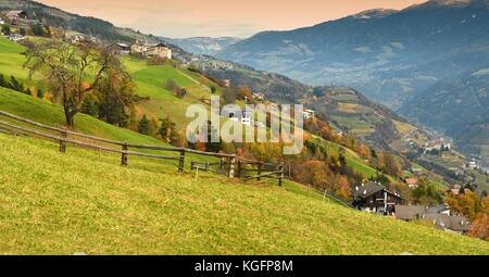 Panorama von villanders im Herbst mit dem Kloster Säben. Bozen, Italien. Stockfoto