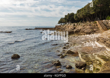 Sonnenuntergang felsigen Strand in Istrien, Kroatien. Solaris Sommer Resort, Adria, Halbinsel Lanterna. Stockfoto