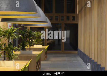 Detailansicht der Schreibtische und große Deckenlicht im internen Kolonnade im zentralen Atrium. Deventer City Hall, Deventer, Niederlande. Architekt: Neutel Stockfoto