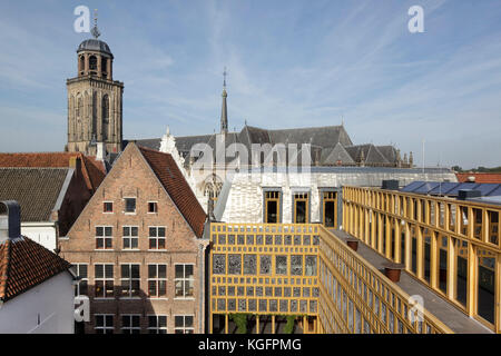 Blick von der Dachterrasse über die Dächer in Richtung Gehweg Grote Kerkhof. Deventer City Hall, Deventer, Niederlande. Architekt: Neutelings Riedijk Architects, 20. Stockfoto