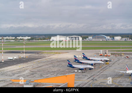 Moskau Sheremetyevo Flughafen, Russland - September 24, 2016: Blick auf die Flugzeuge parken in der Nähe der Klemmen Stockfoto