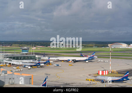 Moskau Sheremetyevo Flughafen, Russland - September 24, 2016: Blick auf die Flugzeuge parken in der Nähe der Klemmen Stockfoto