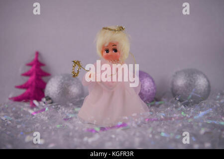 Weihnachten Foto Bild von altmodischen Vintage hand Fairy Tree Topper mit Flügeln halo gold Lametta und Christbaumschmuck im Hintergrund Stockfoto