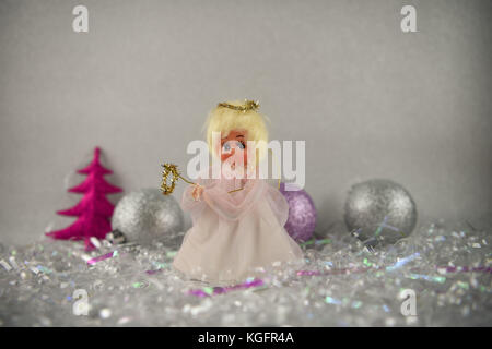 Weihnachten Foto Bild von altmodischen Vintage hand Fairy Tree Topper mit Flügeln halo gold Lametta und Christbaumschmuck im Hintergrund Stockfoto