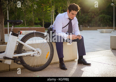 Junge Unternehmer mit dem Fahrrad in der Stadt zu arbeiten. Stockfoto