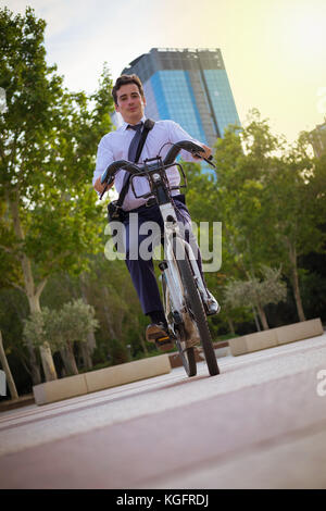 Junge Unternehmer mit dem Fahrrad in der Stadt zu arbeiten. Stockfoto