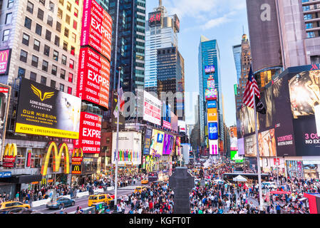 New York USA New York Times Square besetzt mit Touristen in Manhattan New York USA Amerika Vereinigte Staaten von Amerika voll Stockfoto