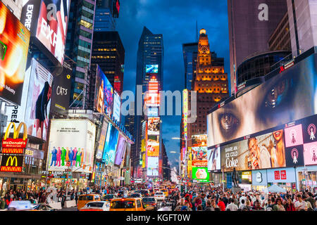 New York USA New York Times Square besetzt mit Touristen in Manhattan New York USA Amerika Vereinigte Staaten von Amerika voll