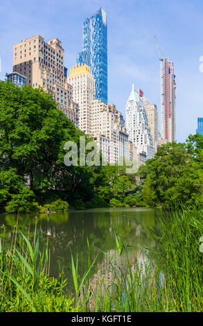 New York USA New York Wolkenkratzer aus dem Teich central park Midtown Manhattan New York City Manhattan Skyline New York State usa gesehen Stockfoto