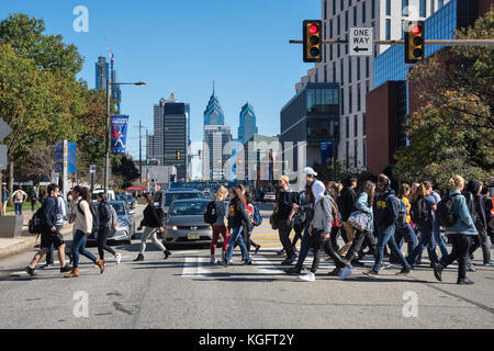 Studenten der Drexel University an der Kreuzung, Philadelphia, Pennsylvania, USA Stockfoto