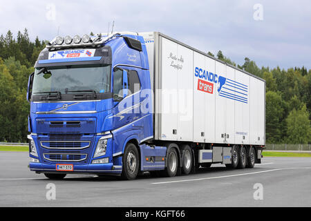 Mariehamn, Finnland - 25. August 2017: Blaue Volvo fh 540 white box Körper Auflieger für scanic trans Lieferung auf einem Truck Stop in Süden Finnlands geparkt. Stockfoto