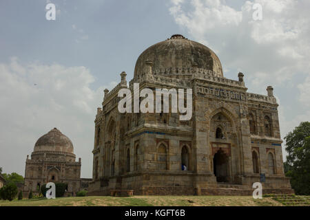 Bara Gumbad ist ein altes Denkmal in Lodhi Garten in Delhi, Indien. Stockfoto