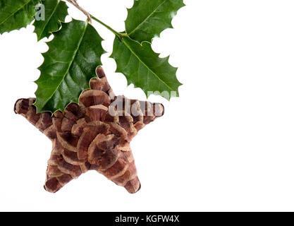 Heilige Zweig und Pine Cone Stern auf weißem Hintergrund mit Kopie Raum isoliert, ungewöhnliche Weihnachten Hintergrund, xmas Banner Stockfoto