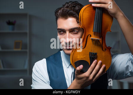 Junge Musiker Mann spielen Geige Üben zu Hause Stockfoto