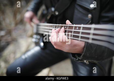 Rock Gitarrist auf der Schritte. ein Musiker mit einer Bassgitarre in einer Stockfoto