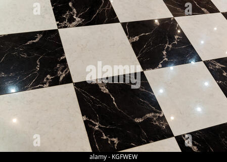 Boden aus schwarzem und weißem Marmor Fliesen Stockfoto