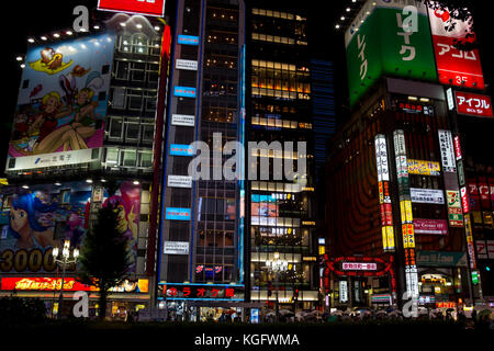 Blick auf die Stadt von Shinjuku in Tokio. Die Gegend ist eine kommerzielle eine Unterhaltung Zone mit vielen Lichter in der Nacht Stockfoto