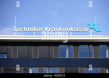 Darmstadt, Deutschland - 31. Oktober 2017: die Fassade der modernen Bürogebäude der Techniker Krankenkasse tk mit Logo und Office win Stockfoto