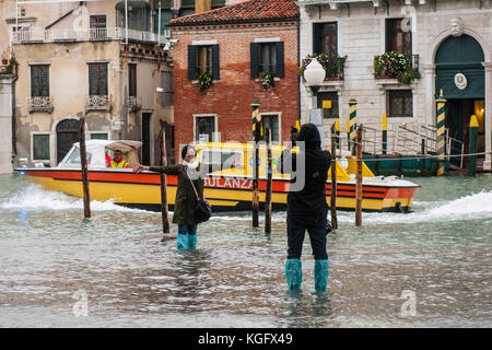 Venedig, Italien. 07. November 2017. Die Touristen ein Bild nächste Brücke während der Flut am 7. November zur Rialto, 2017 in Venedig, Italien. Stockfoto