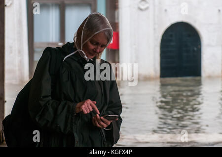 Venedig, Italien. 07. November 2017. Eine Frau, eine Nachricht während einer Flut schreibt am 7. November 2017 in Venedig, Italien. Stockfoto