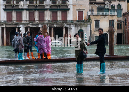 Venedig, Italien. 07. November 2017. Die Touristen ein Bild nächste Brücke während der Flut am 7. November zur Rialto, 2017 in Venedig, Italien. Stockfoto