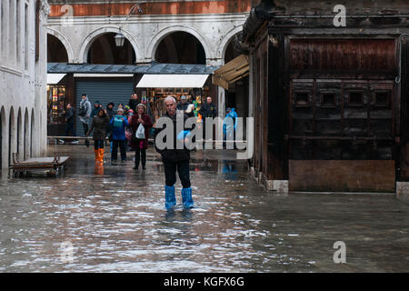 Venedig, Italien. 07. November 2017. Die Touristen im Wasser während einer Flut am 7. November, 2017 in Venedig, Italien. Stockfoto