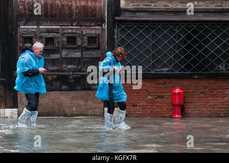 Venedig, Italien. 07. November 2017. Die Touristen im Wasser während einer Flut am 7. November, 2017 in Venedig, Italien. Stockfoto