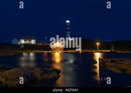 Nachtansicht des Leuchtturms in Oksoy, Kristiansand in Norwegen Stockfoto