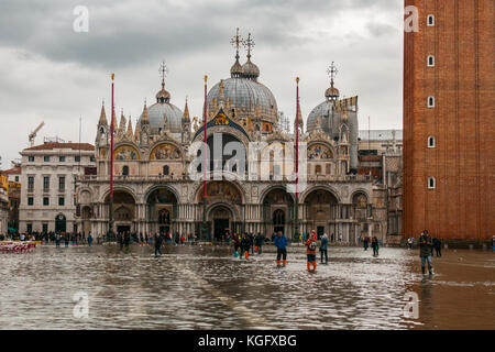 Venedig, Italien. 07. November 2017. Die Touristen im Wasser in St Mark Platz entfernt während einer Flut am 7. November 2017 in Venedig, Italien. Stockfoto