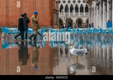 Venedig, Italien. 07. November 2017. Die Touristen im Wasser in st. Mark Square während einer Flut am 7. November 2017 in Venedig, Italien. Stockfoto