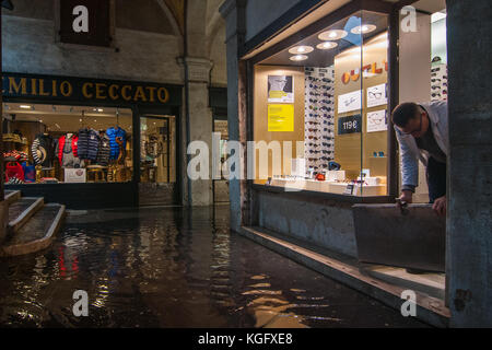 Venedig, Italien. 07. November 2017. Ein shopper stellt eine Barriere die Überschwemmung während einer Flut am 7. November, 2017 in Venedig, Italien. Stockfoto