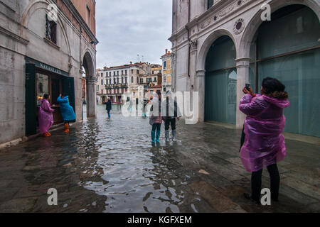 Venedig, Italien. 07. November 2017. Die Touristen Bilder während einer Flut am 7. November, 2017 in Venedig, Italien. Stockfoto