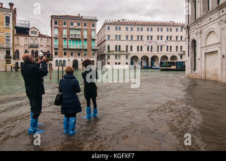 Venedig, Italien. 07. November 2017. Die Touristen Bilder während einer Flut am 7. November, 2017 in Venedig, Italien. Stockfoto