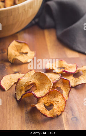 Getrocknete Apfelscheiben auf hölzernen Tisch. Stockfoto