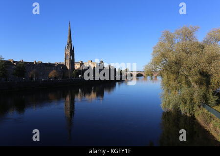 St Matthews Kirche und smeaton Brücke im Fluss Tay perth Schottland. November 2017 wider Stockfoto