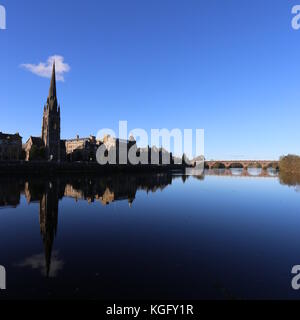 St Matthews Kirche und smeaton Brücke im Fluss Tay perth Schottland. November 2017 wider Stockfoto