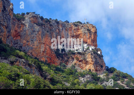 Kloster Elona, die in Felsen, Leonidio, Peleponnese Griechenland Stockfoto