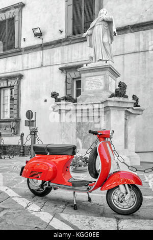 Eine rote Vespa im historischen Zentrum von Cortona, Toskana, Italien Stockfoto