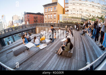 10 Avenue Square sitzt Bildfläche, High Line erhöhten Park, Chelsea, New York City, NY, Vereinigte Staaten von Amerika. Stockfoto