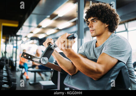 Jungen gutaussehenden Mann Übungen in der Turnhalle Stockfoto