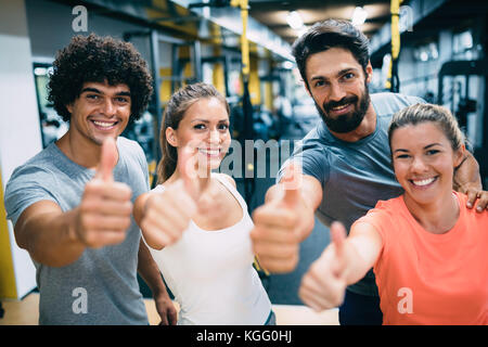 Portrait von fröhlichen Fitness Team in der Turnhalle Stockfoto