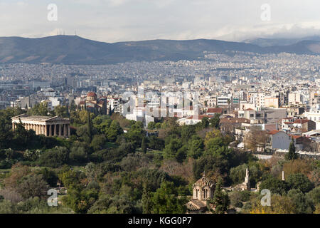 Griechenland, Athen, Blick über Athen, mit Blick auf den Tempel des Hephaistos, der areopag Rock. Stockfoto