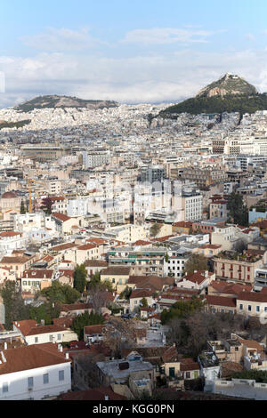 Griechenland, Athen, Blick über Athen nach Lykavittos Hill aus dem Areopag Felsen. Stockfoto