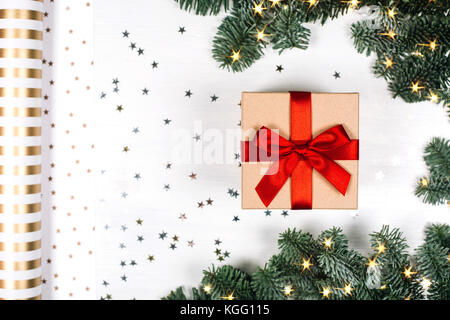 Weihnachtsgeschenk mit roter Schleife Stockfoto