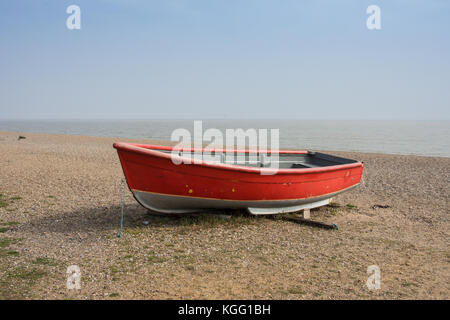 Red Küstenfischerei Boot auf dem einzigen Strand von Dunwich Stockfoto