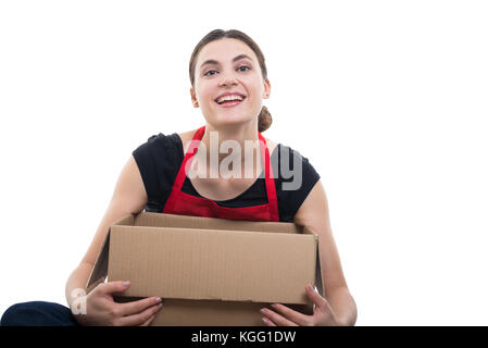 Weibliche merchandiser Suchen zufrieden Ihrer Lieferung und fröhlich lächelnd auf weißem Hintergrund Stockfoto