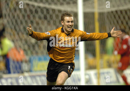 Footballer Kenny Miller feiert Ziel der Wolverhampton Wanderers gegen Liverpool vom 21. Januar 2004 Stockfoto