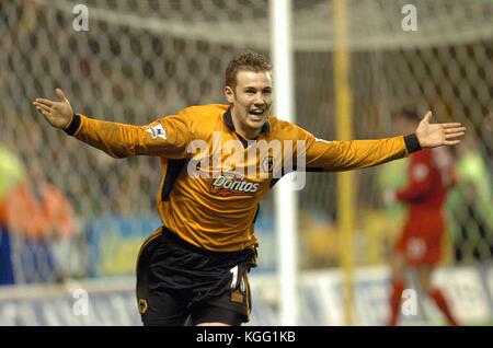 Footballer Kenny Miller feiert Ziel der Wolverhampton Wanderers gegen Liverpool vom 21. Januar 2004 Stockfoto