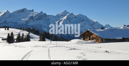 Idyllische Winterlandschaft in der Nähe von Gstaad, Schweiz. schneebedeckte Berge und schlauchhorn Oldenhorn. Stockfoto