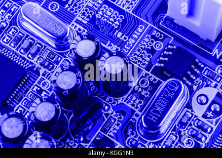 Widerstände, Kondensatoren und andere elektronische Komponenten von Micro Chip im Computer schließen. Stockfoto